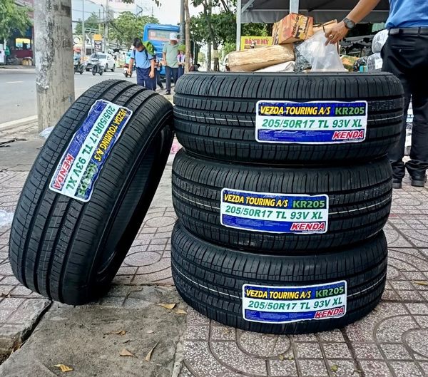 Lốp xe Kenda 205/50R17 KR205
