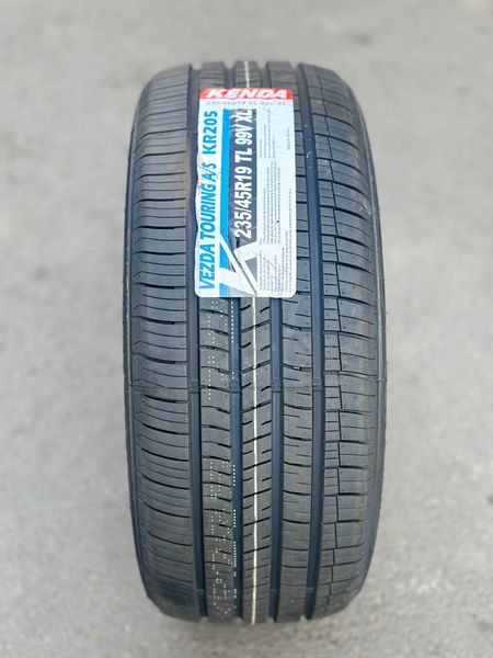 Lốp xe Kenda 235/45R19 KR205