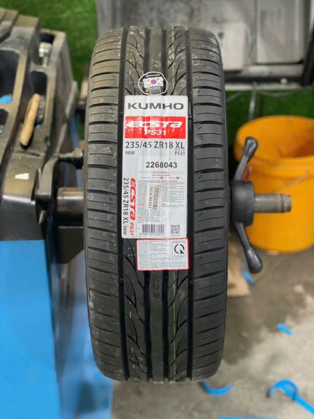 Lốp xe Kumho 235/45R18 PS31 98W