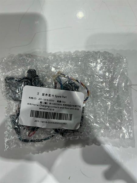 Điểm tiếp xúc sạc và cảm biến chống rơi phía trước của robot Ozmo 920/ 950/ T5