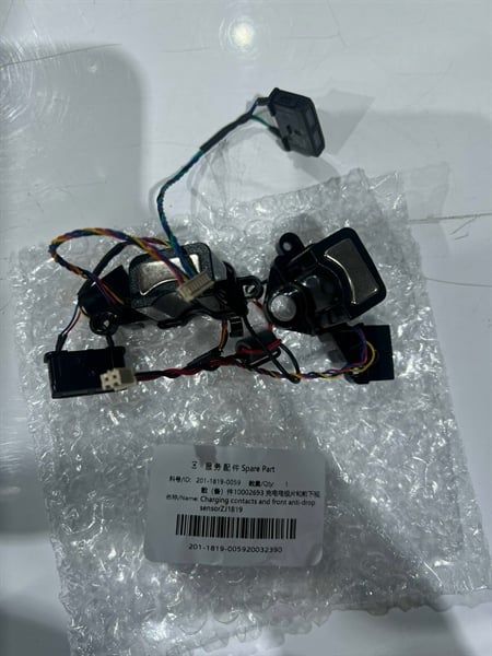 Điểm tiếp xúc sạc và cảm biến chống rơi phía trước của robot Ozmo 920/ 950/ T5