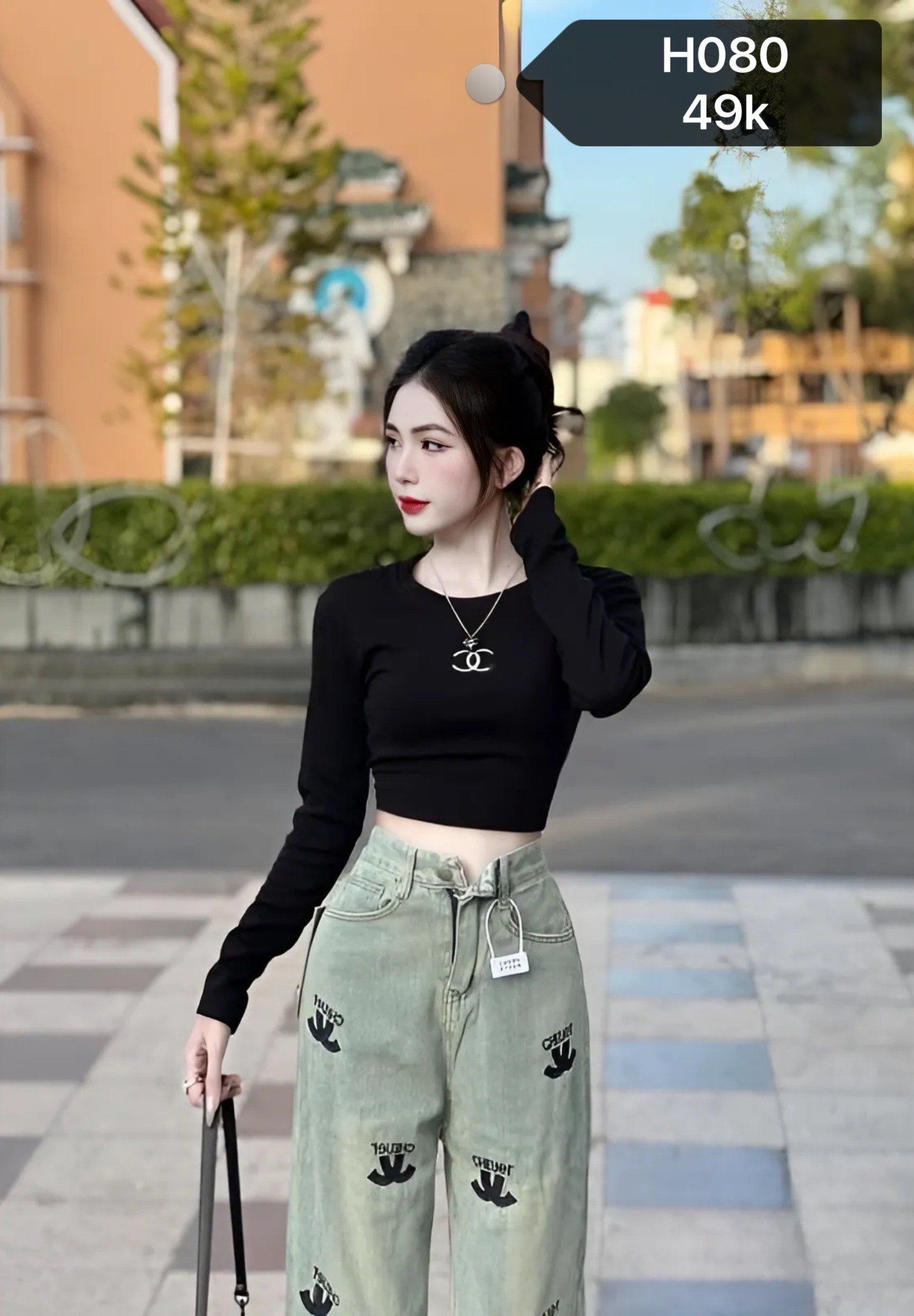  Áo croptop tay dài thêu chữ chanel - H080 