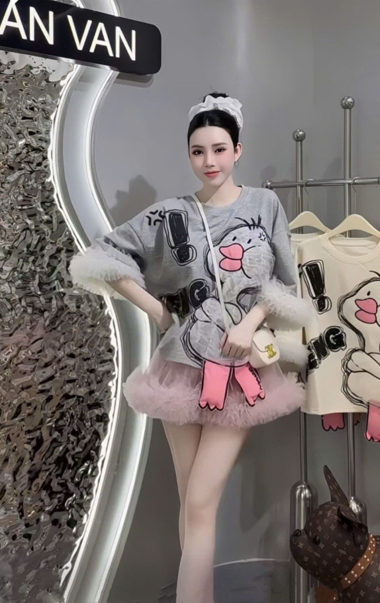  Set áo phông hình vịt phối ren mix chân váy lưới tầng - XÁM - T11( HÀNG SALE KHÔNG HỔ TRỢ ĐỔI TRẢ ) 