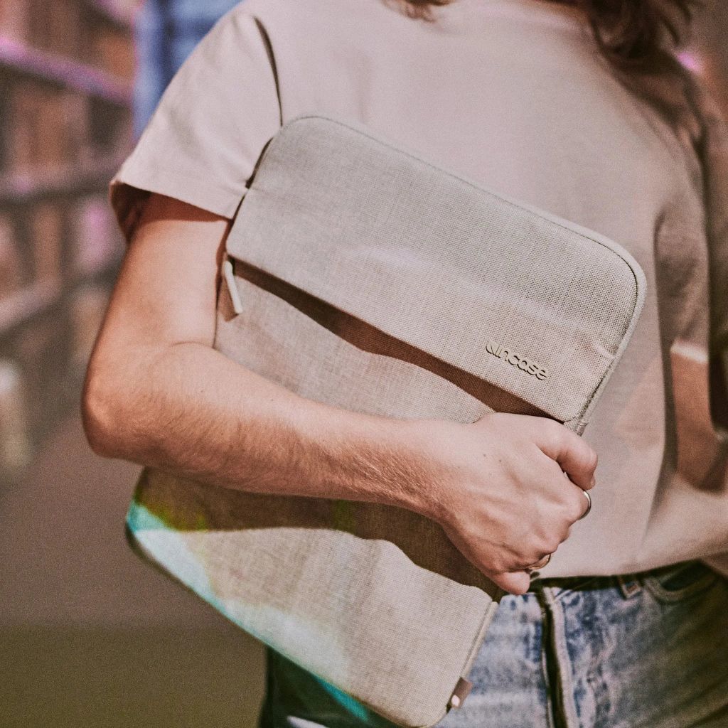 Túi chống sốc Incase Crosstown Woolenex cho Laptop 16 Inch