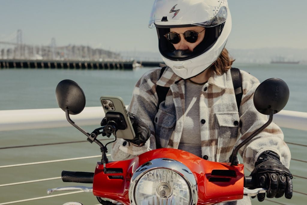 Ngàm Motor Peak Design Mirror Mount Charging (gắn kính xe máy)