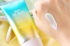 Kem Chống Nắng Skin Aqua Tone Up UV Essence Mint Green 80g