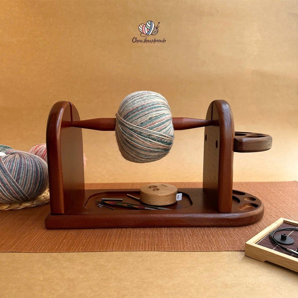Giá đỡ gỗ ngang, có chỗ đựng len, phụ kiện đan móc, Chou.ihandmade