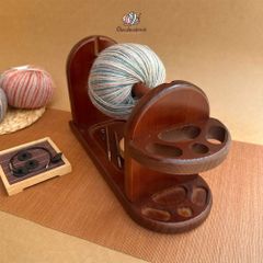 Giá đỡ gỗ ngang, có chỗ đựng len, phụ kiện đan móc, Chou.ihandmade