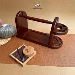 Giá đỡ gỗ ngang, có chỗ đựng len, phụ kiện đan móc, Chou.ihandmade