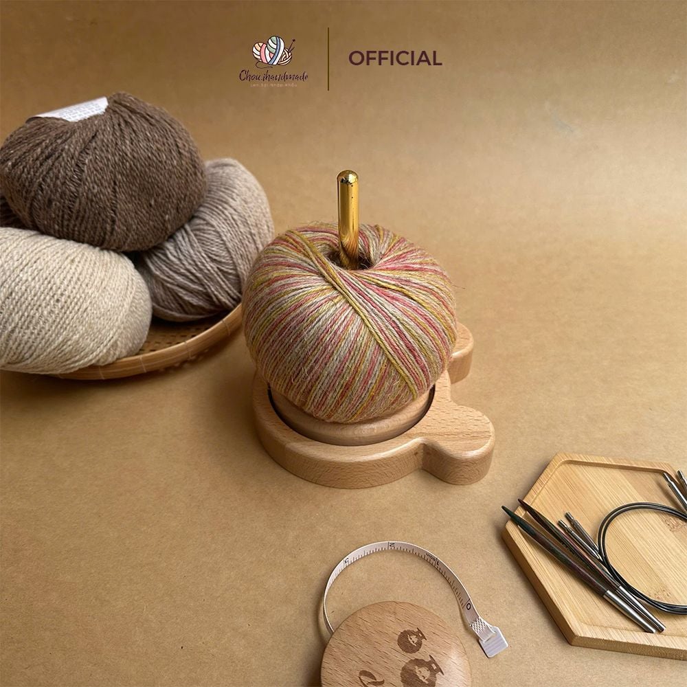 Giá đỡ gỗ hình gấu một trục, đường kính đế 12cm, đế xoay 9.5cm và cao 16cm