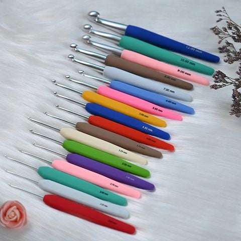 Kim móc aluminum WAVES cán nhựa nhiều màu nhập khẩu từ Knitpro, dùng móc áo, nón, túi