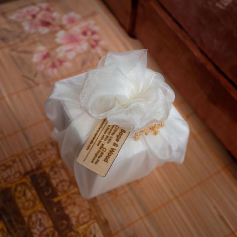 Set quà nến thơm gói khăn voan & tag gỗ 100g
