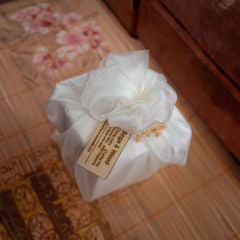 Set quà nến thơm gói khăn voan & tag gỗ 100g