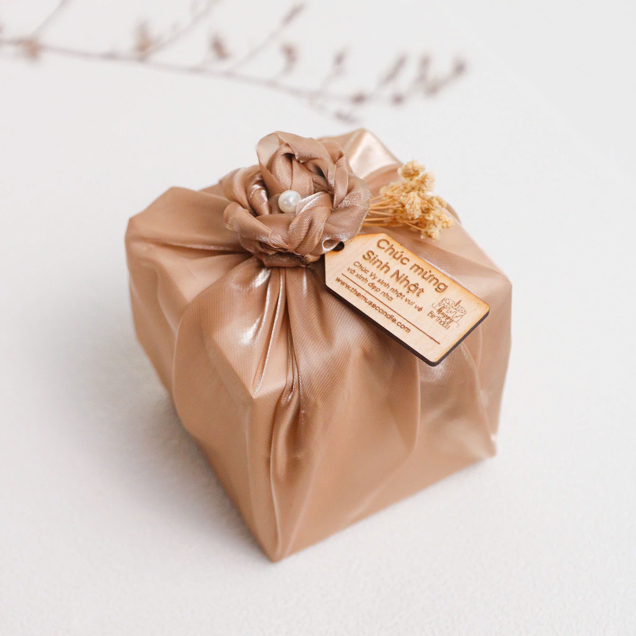 Set quà nến thơm gói khăn voan & tag gỗ 100g