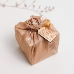 Set quà nến thơm gói khăn voan & tag gỗ 100g