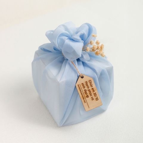 Set quà nến thơm gói khăn voan & tag gỗ 100g