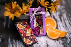 Thanh mendiant Sô cô la trái cây và hạt dẻ cười 100gr