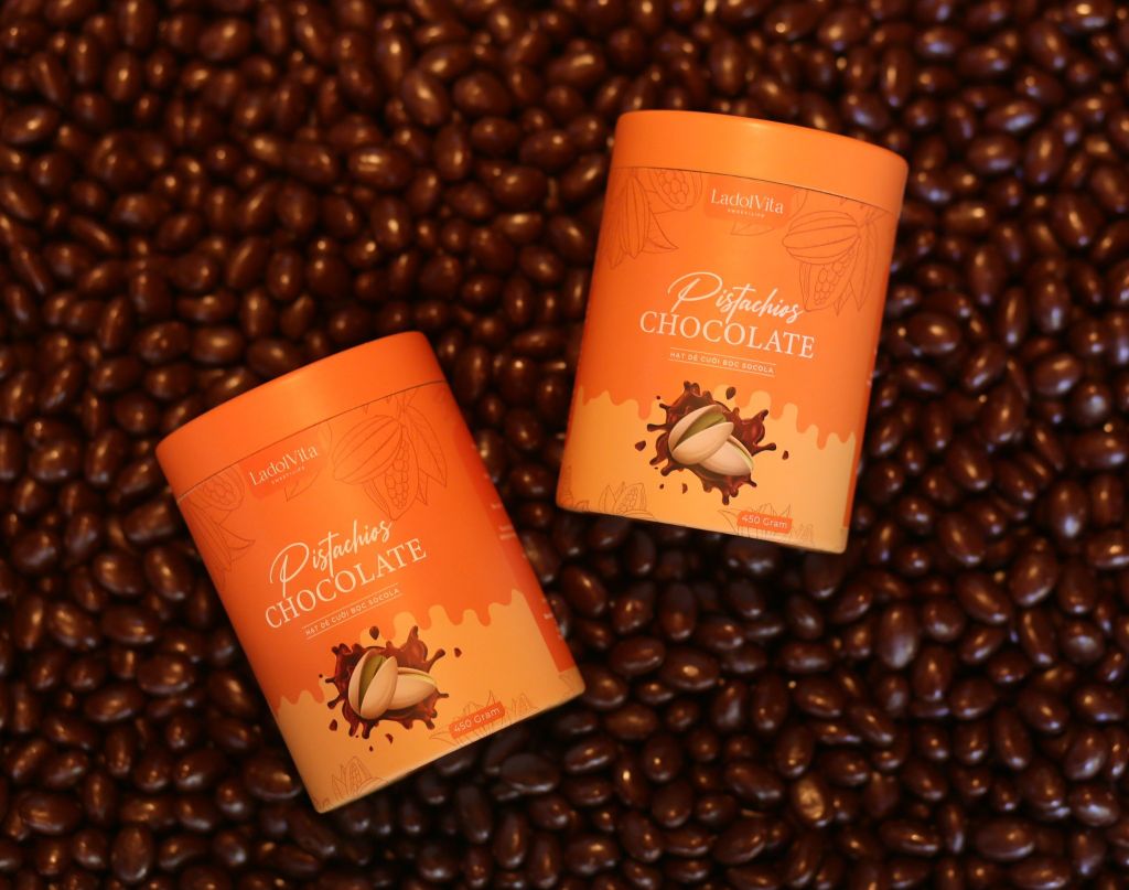 Hộp socola bọc hạt dẻ cười