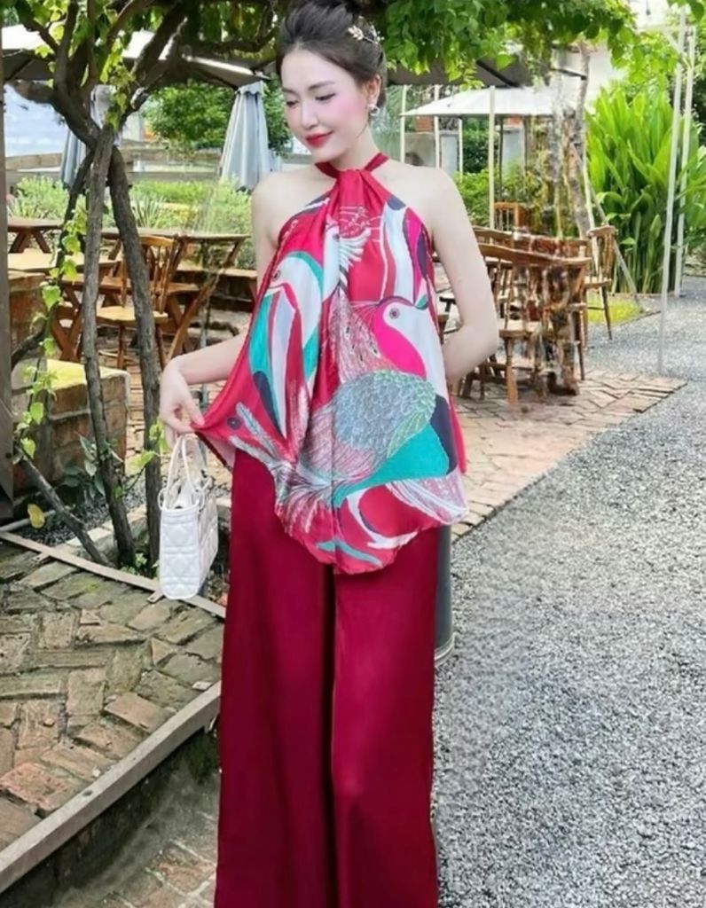 SET ÁO YẾM XOẮN CỔ LỤA BÓNG SATIN HOA VĂN PHỐI QUẦN TRƠN