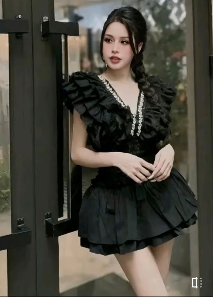 SET VOAN TƠ CỔ V ĐÍNH HOẠ TIẾT BẠC KÈM CHÂN VÁY TẦNG BO CHUN