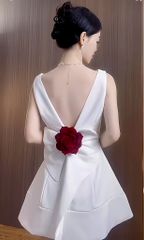 ĐẦM TIỆC TRẮNG NGẮN DÁNG XÒE HỞ LƯNG PHỐI HOA ĐỎ
