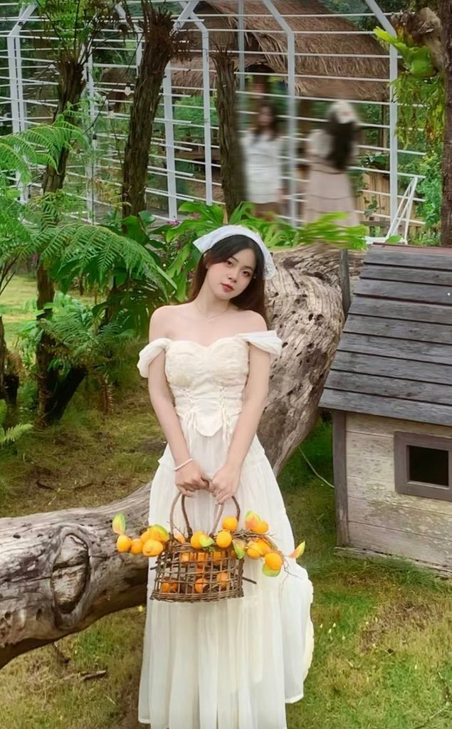 SET ÁO TAY RỚT HOA NỔI ĐAN DÂY NƠ KÈM CHÂN VÁY MAXI 4 TẦNG
