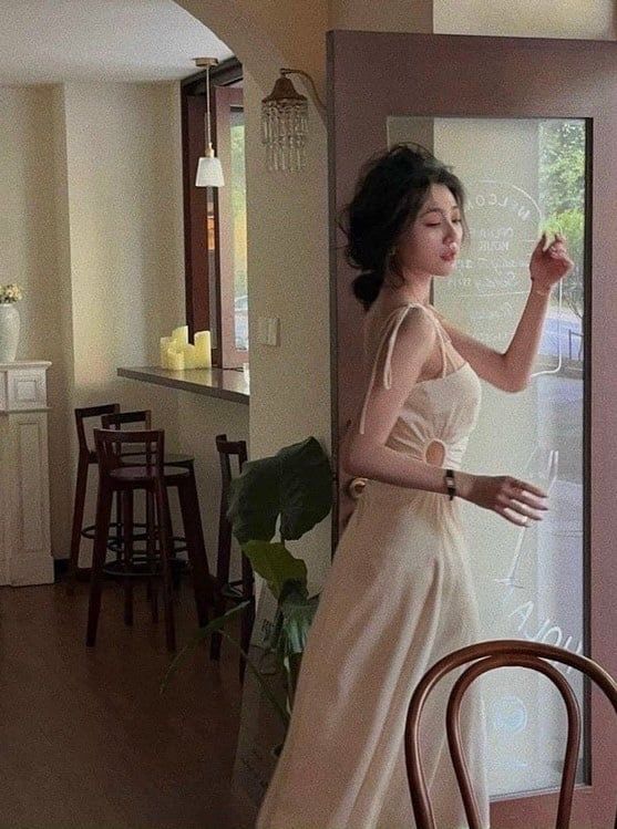 ĐẦM LỤA MIDI HAI DÂY KHOÉT EO DÁNG DÀI