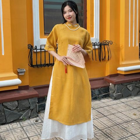 ÁO DÀI CÁCH TÂN NHUNG VÀNG THÊU HOA CỔ VÀ TAY ÁO KÈM CHÂN VÁY VOAN TƠ