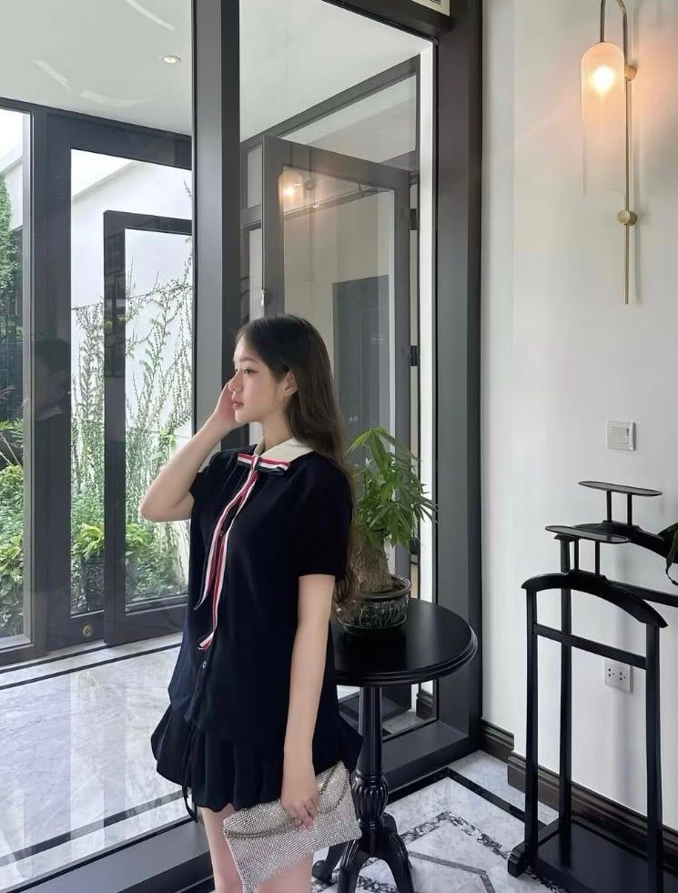 SET XANH DƯƠNG ĐẬM ÁO SƠ MI CỔ SEN TRẮNG PHỐI NỞ SỌC 3 MÀU KÈM QUẦN BÍ