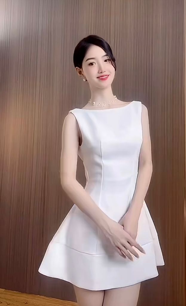 ĐẦM TIỆC TRẮNG NGẮN DÁNG XÒE HỞ LƯNG PHỐI HOA ĐỎ