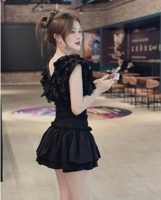 SET ÁO CỔ V ĐÍNH ĐÁ BO EO KÈM CHÂN VÁY XÒE TẦNG