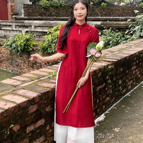 ÁO DÀI ĐỎ CÁCH TÂN KHOÉT CỔ NƠ KÈM CHÂN VÁY TƠ