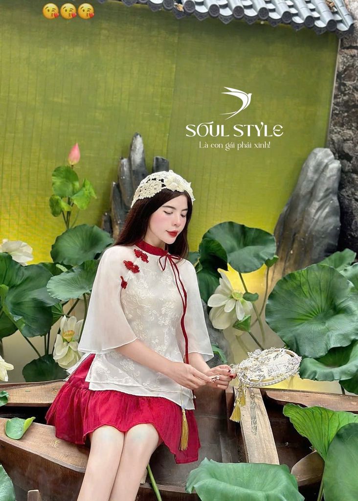 SET ÁO VOAN TƠ KEM THÊU HOA CHÌM PHỐI VIỀN ĐỎ KÈM CHÂN VÁY XOÈ ĐỎ