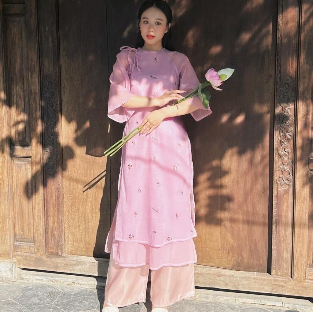 FREE SIZE ÁO DÀI VOAN TƠ TÍM 4 TÀ THEU HOA TAY LỬNG PHỐI NƠ