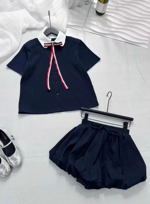 SET XANH DƯƠNG ĐẬM ÁO SƠ MI CỔ SEN TRẮNG PHỐI NỞ SỌC 3 MÀU KÈM QUẦN BÍ