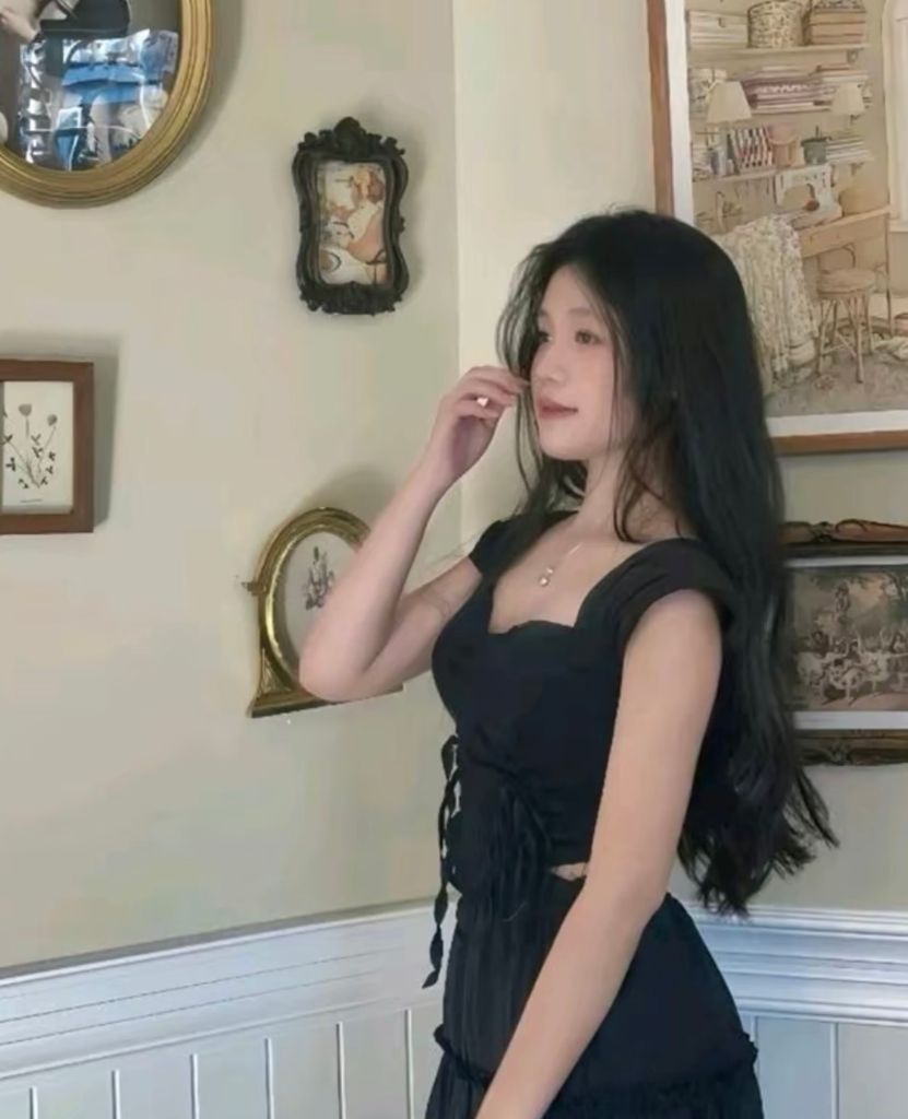 SET ÁO TAY RỚT HOA NỔI ĐAN DÂY NƠ KÈM CHÂN VÁY MAXI 4 TẦNG