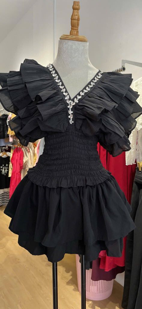 SET ÁO CỔ V ĐÍNH ĐÁ BO EO KÈM CHÂN VÁY XÒE TẦNG