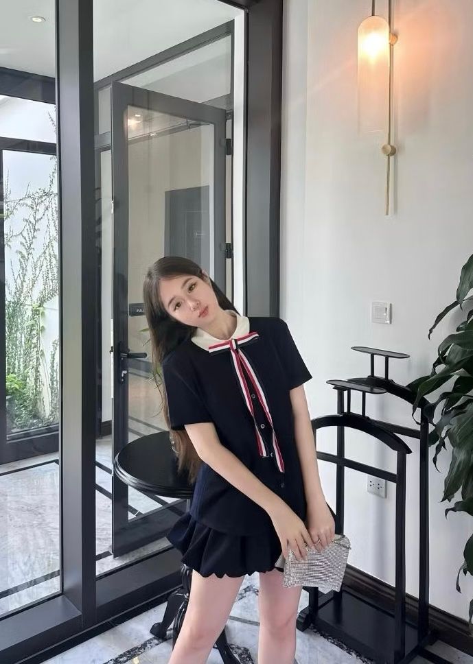 SET XANH DƯƠNG ĐẬM ÁO SƠ MI CỔ SEN TRẮNG PHỐI NỞ SỌC 3 MÀU KÈM QUẦN BÍ