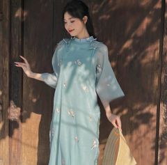 FREE SIZE ÁO DÀI XANH CÁCH TÂN VOAN TƠ 4 TÀ THÊU HOA CÚC PHỐI NƠ KÈM QUẦN XANH