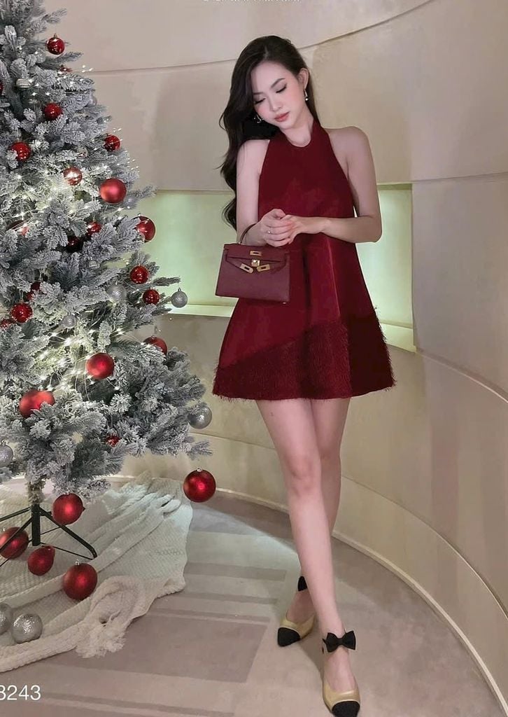ĐẦM LỤA HỞ LƯNG CỔ YẾM PHỐI LÔNG VŨ