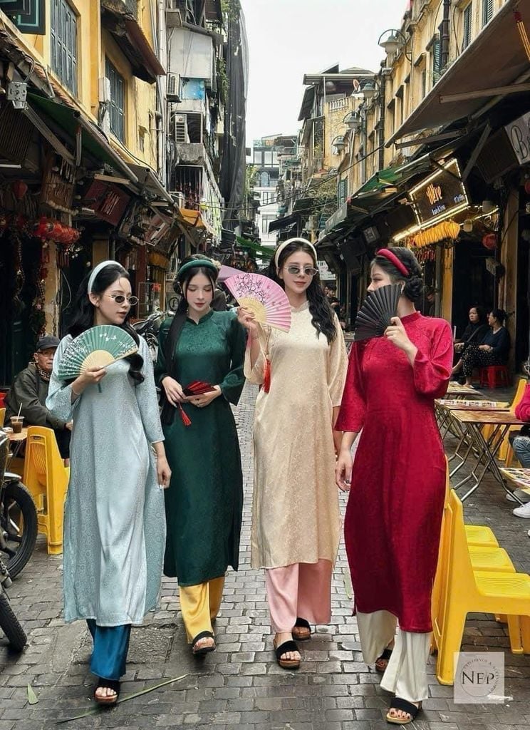 SET ÁO DÀI GẤM KÈM QUẦN LỤA