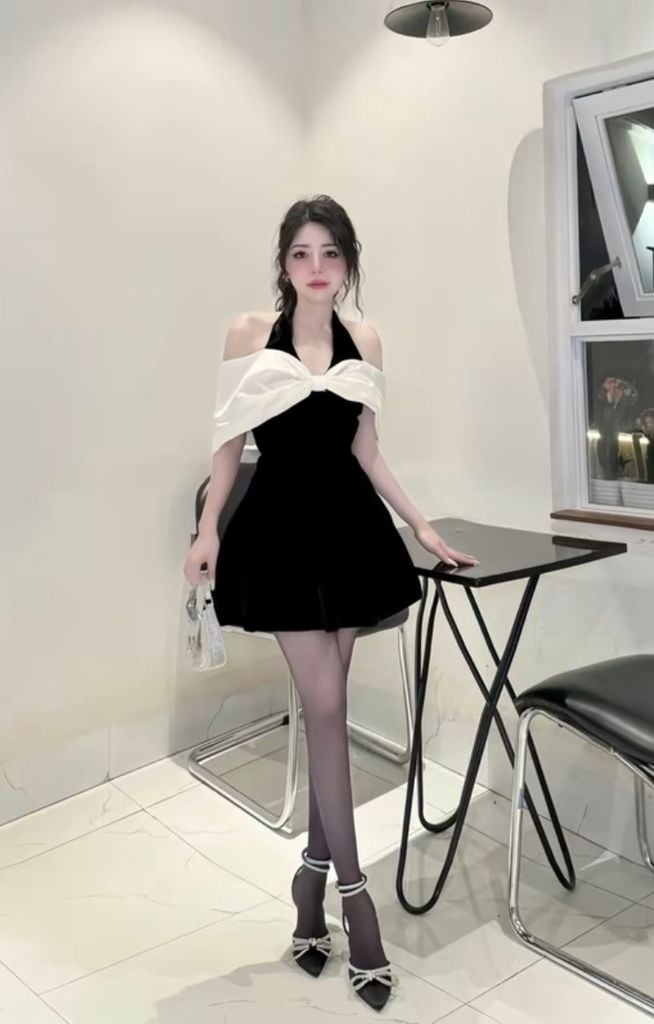 ĐẦM CỔ YẾM ĐEN PHỐI NƠ BẸT VAI TRẮNG