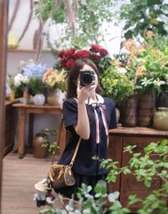 SET XANH DƯƠNG ĐẬM ÁO SƠ MI CỔ SEN TRẮNG PHỐI NỞ SỌC 3 MÀU KÈM QUẦN BÍ