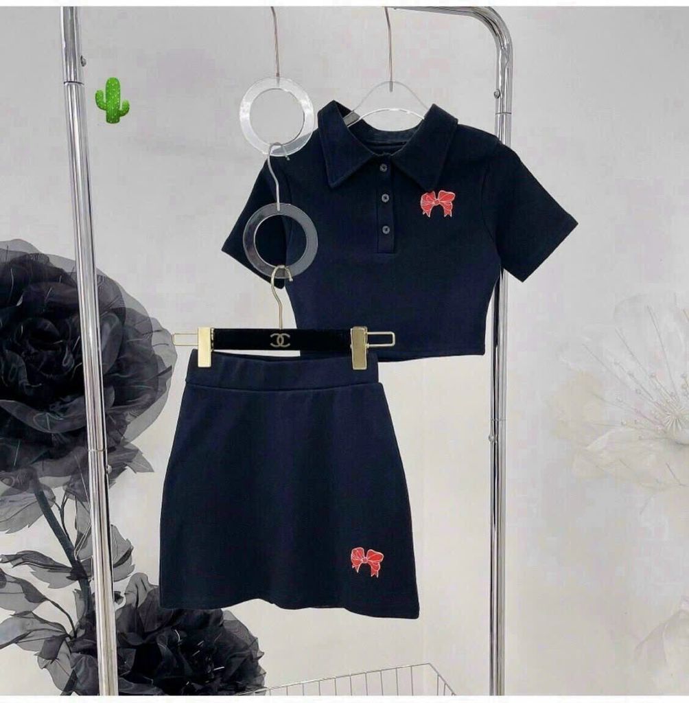 SET THUN POLO THÊU NƠ ÁO CROPTOP CHÂN VÁY