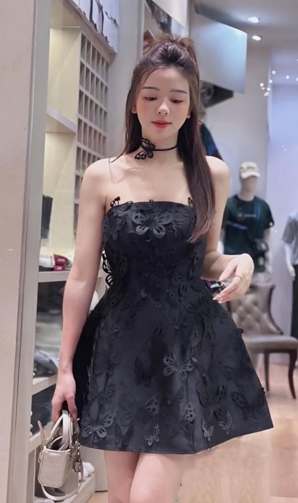 ĐẦM CÚP ĐÍNH HỒ ĐIỆP KÈM TAG CỔ
