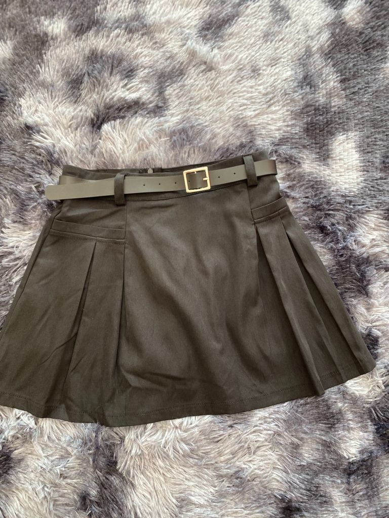 CHÂN VÁY XÒE A THÔ MỀM DÁNG NGẮN TÚI TRƯỚC KÈM ĐAI