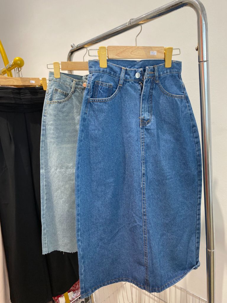 CHÂN VÁY JEAN DÀI XẺ TÀ GIỮA SAU BẺ LAI