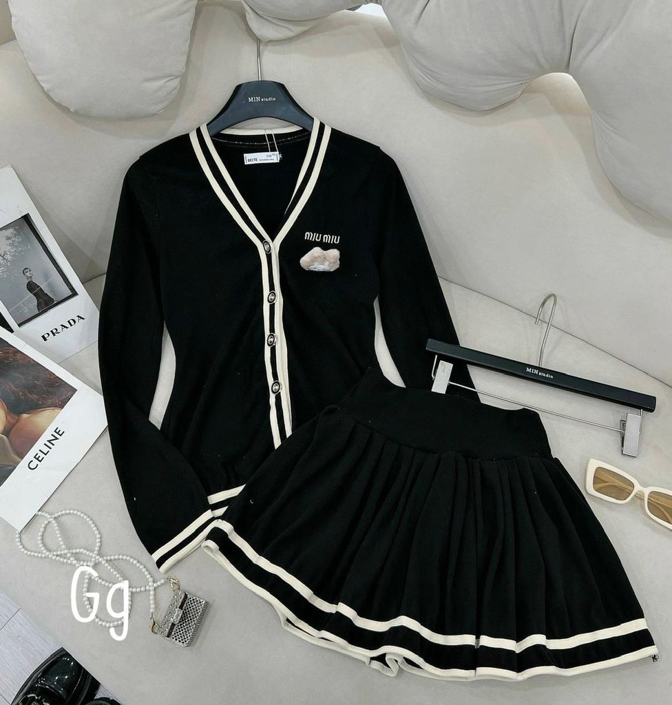 SET ÁO THUN GÂN VIÊN CÀI NÚT KÈM CHÂN VÁY XÒE KÈM THỎ BÔNG