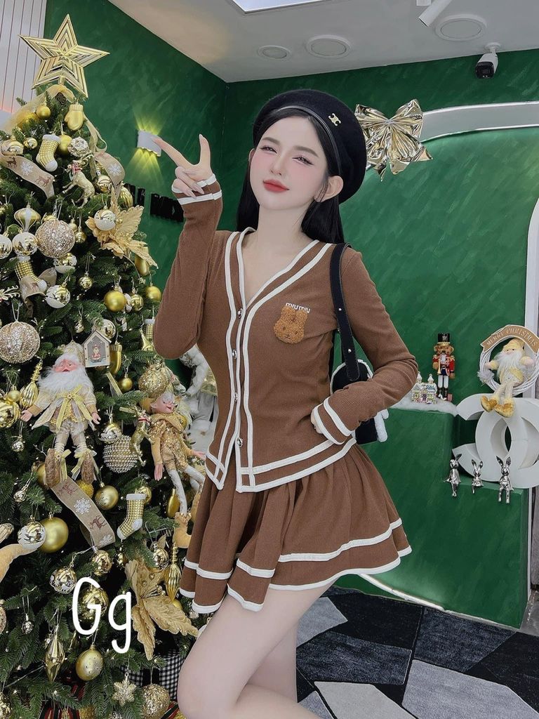 SET ÁO THUN GÂN VIÊN CÀI NÚT KÈM CHÂN VÁY XÒE KÈM THỎ BÔNG