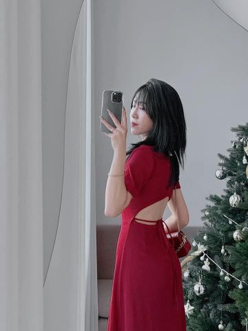 ĐẦM THUN GÂN ĐỎ DÁNG DÀI KHOÉT EO LƯNG